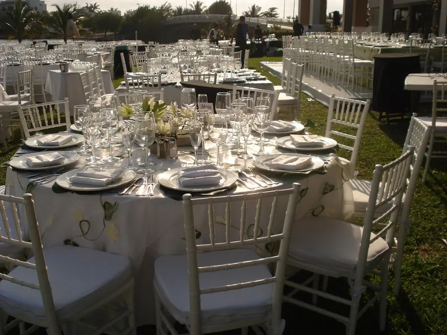 Mesas redondas de banquete con sillas Tiffany plata en jardín