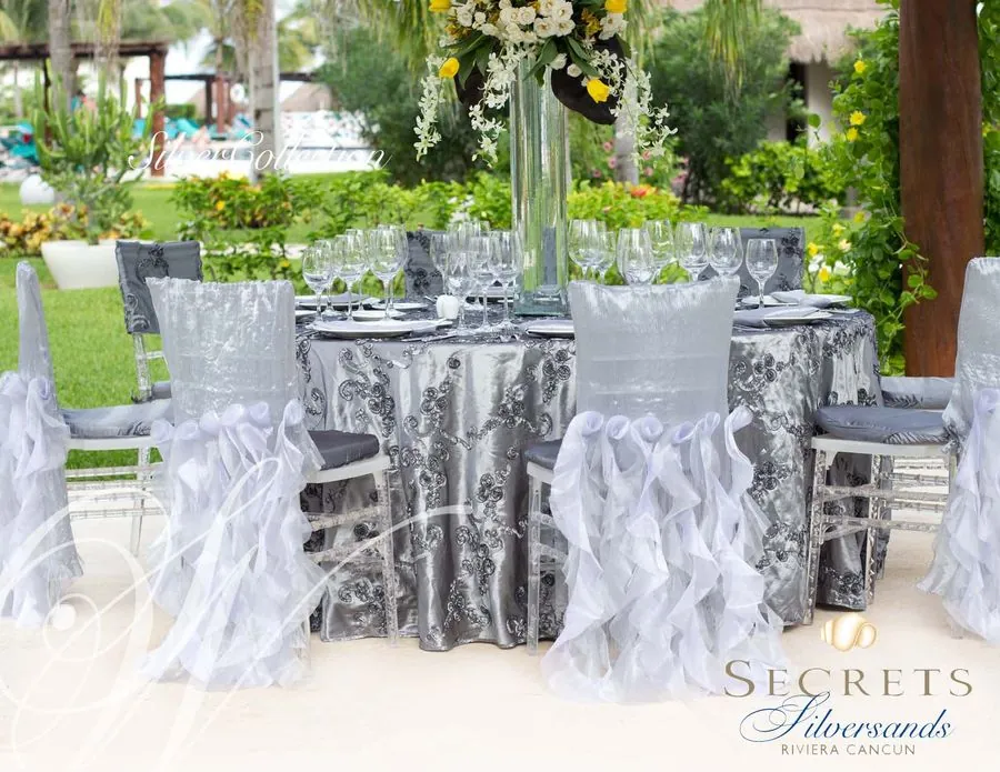 Mantelería Silver con fundas de silla plateadas