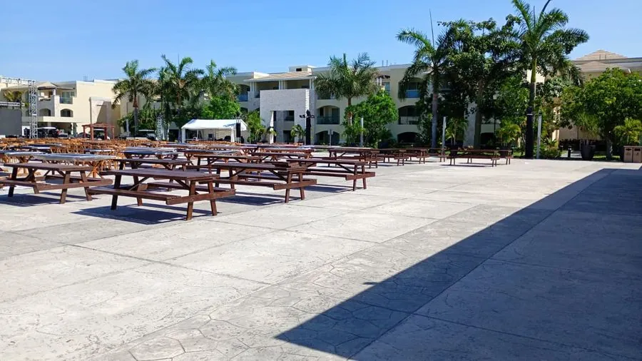 Mesas tipo picnic de madera en explanada