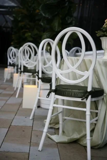 Detalle de sillas Phoenix blancas con cojín