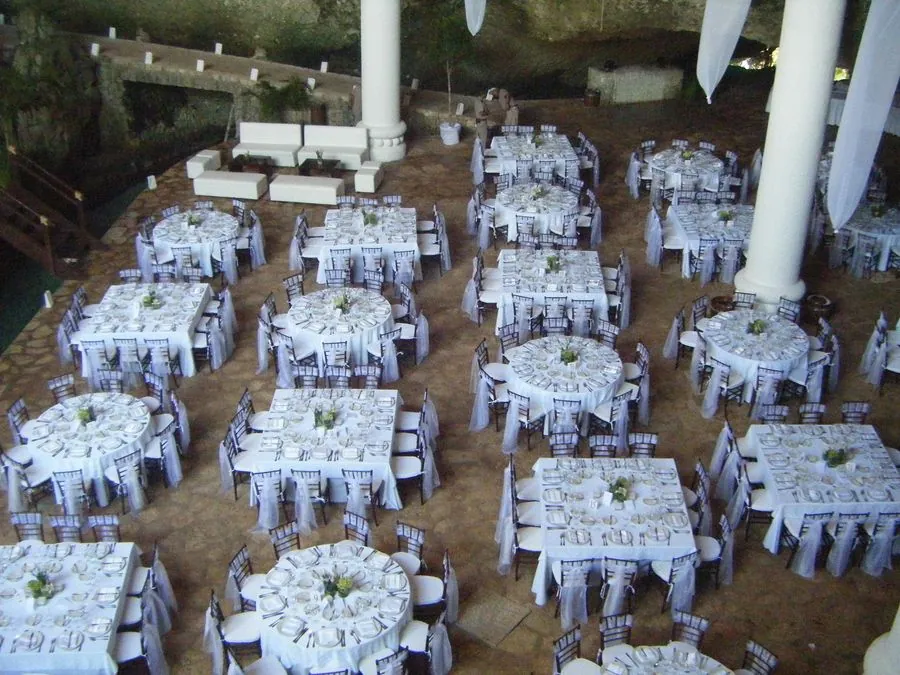 Salón con decenas de mesas redondas y sillas Tiffany