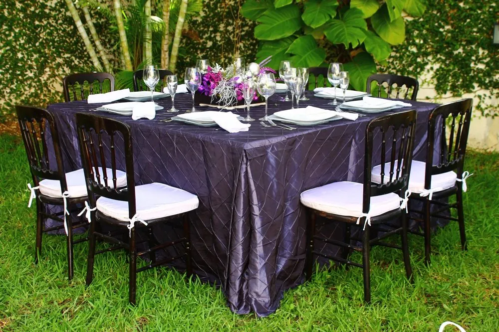 Mantel morado satinado con flores lilas