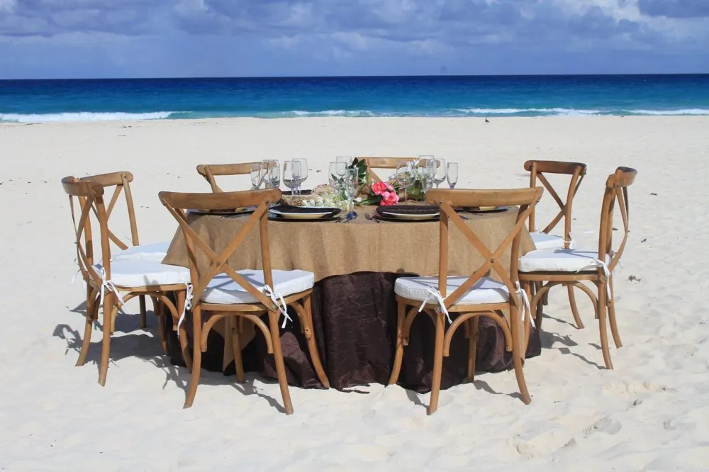 Mantel negro con sillas crossback en la playa